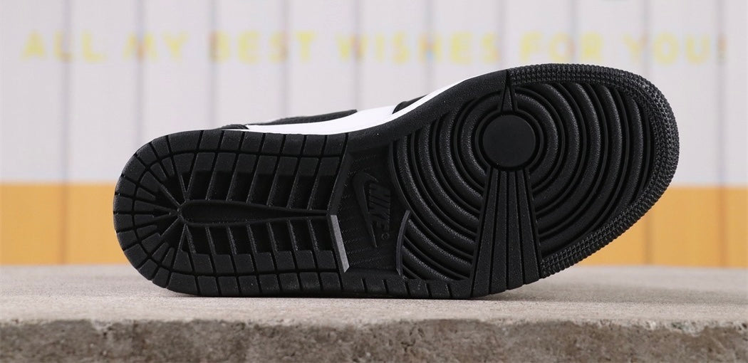 Air Jordan 1 Mid Black White